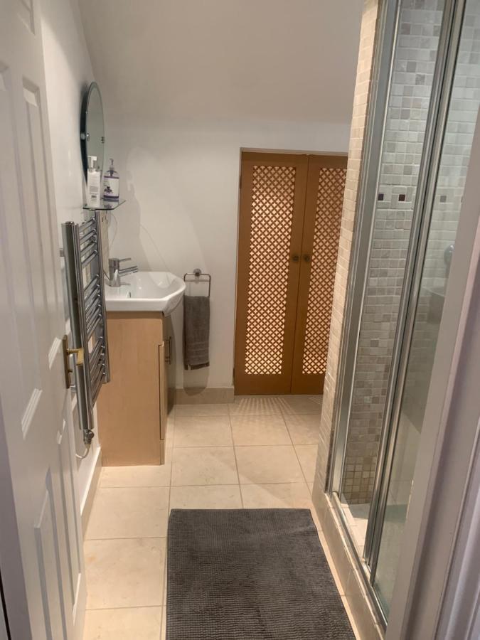 Cozy 1 Bedroom Basement Flat Лондон Экстерьер фото