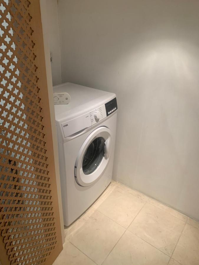 Cozy 1 Bedroom Basement Flat Лондон Экстерьер фото