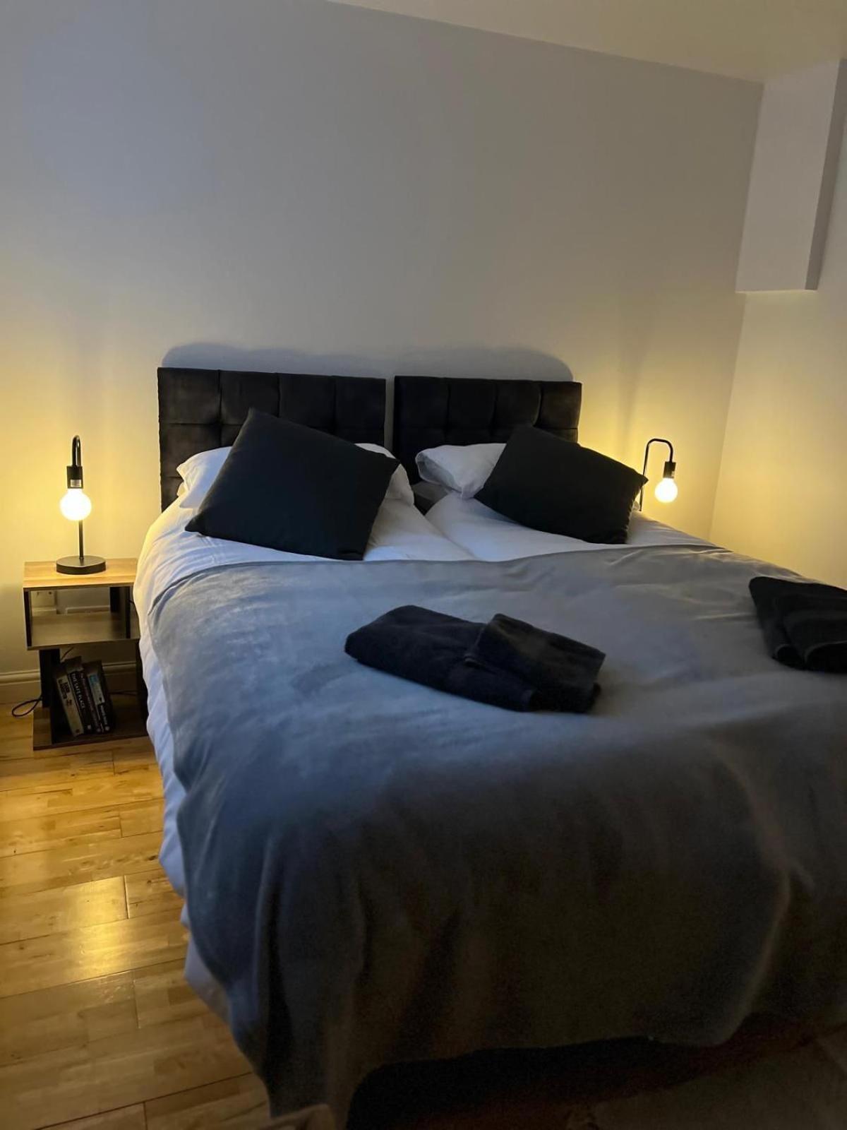 Cozy 1 Bedroom Basement Flat Лондон Экстерьер фото
